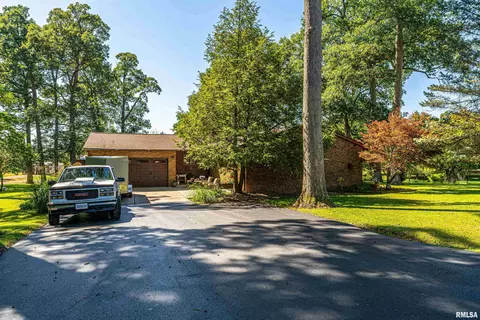 191 Timber Ln, Mount Pulaski, IL 62548 photo 4