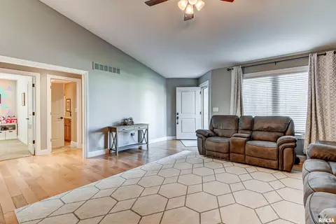 2902 Cronin Dr, Springfield, IL 62711 photo 4