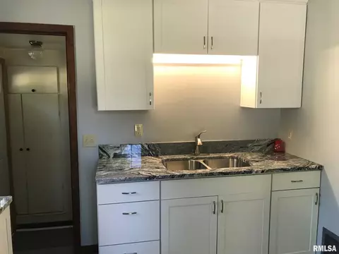 2012 E Hood St, Springfield, IL 62703 photo 3