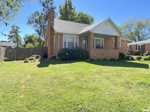612 Spaulding St, Riverton, IL 62561 photo 1
