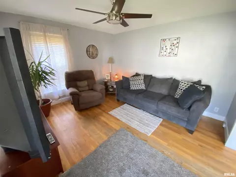 612 Spaulding St, Riverton, IL 62561 photo 2