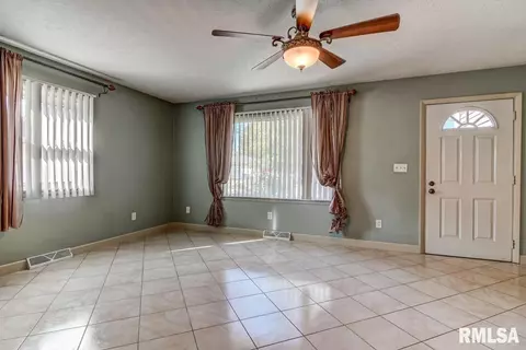 2304 Tamaroa Trl, Springfield, IL 62702 photo 8
