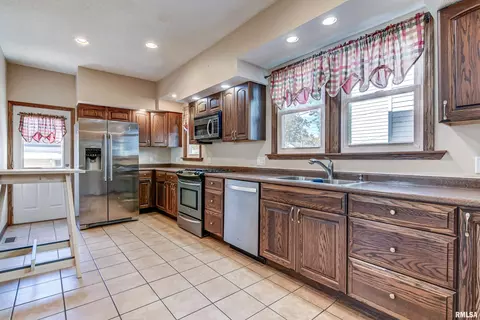 2041 S 5th St, Springfield, IL 62703 photo 9
