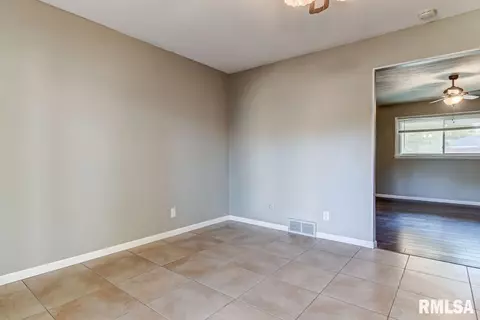 2309 Hampton Dr, Springfield, IL 62704 photo 12
