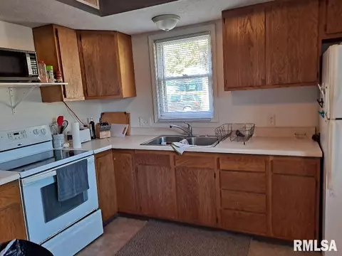 2605 S Walnut St, Springfield, IL 62704 photo 3