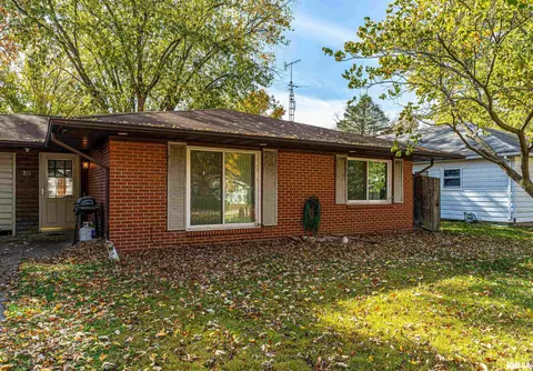 211 Rhoads Ave, Lincoln, IL 62656 photo 1