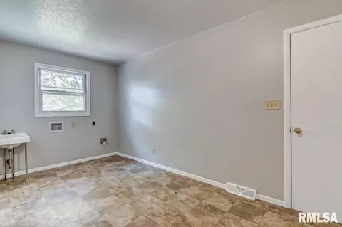 246 S Engle St, Greenview, IL 62642 photo 18
