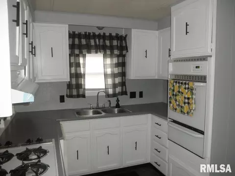 302 E Main St, Thayer, IL 62689 photo 7
