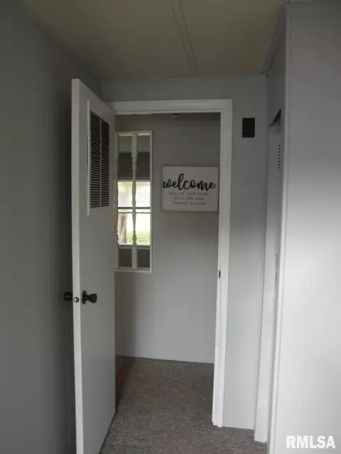 302 E Main St, Thayer, IL 62689 photo 5