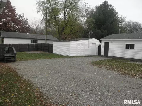 302 E Main St, Thayer, IL 62689 photo 3