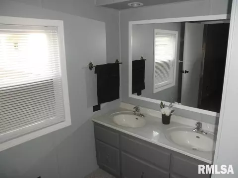 302 E Main St, Thayer, IL 62689 photo 19