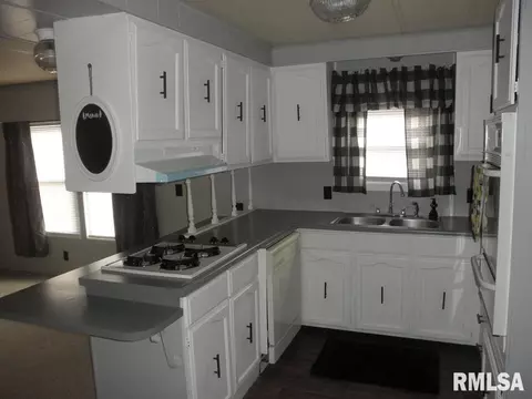 302 E Main St, Thayer, IL 62689 photo 8