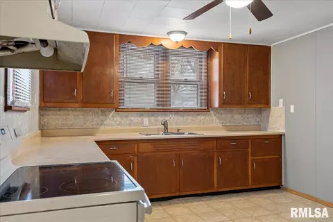 315 Elm St, Thayer, IL 62689 photo 11