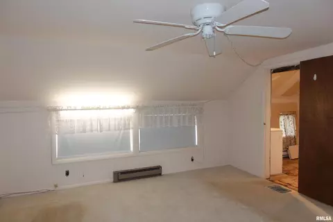 215 E Holmes St, Oneida, IL 61467 photo 37