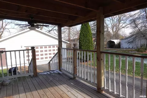 215 E Holmes St, Oneida, IL 61467 photo 6
