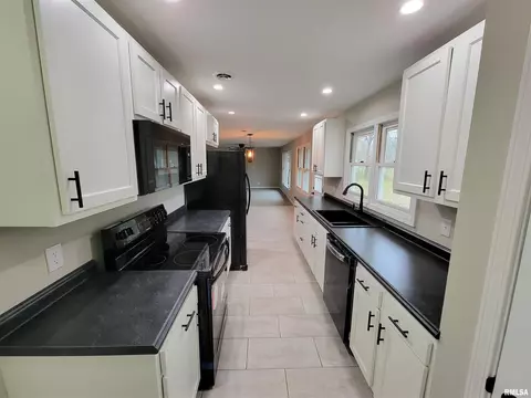 37 Devine Dr, Riverton, IL 62561 photo 6