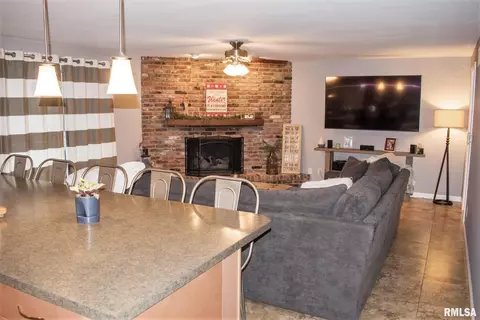 2401 S Bates Ave, Springfield, IL 62704 photo 9