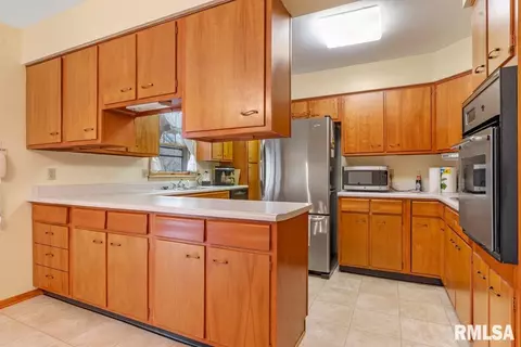 2404 Cahokia Dr, Springfield, IL 62702 photo 7