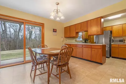 2404 Cahokia Dr, Springfield, IL 62702 photo 13