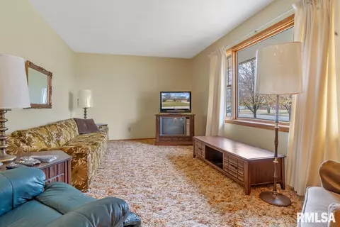 2404 Cahokia Dr, Springfield, IL 62702 photo 6
