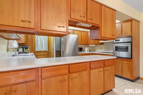 2404 Cahokia Dr, Springfield, IL 62702 photo 8