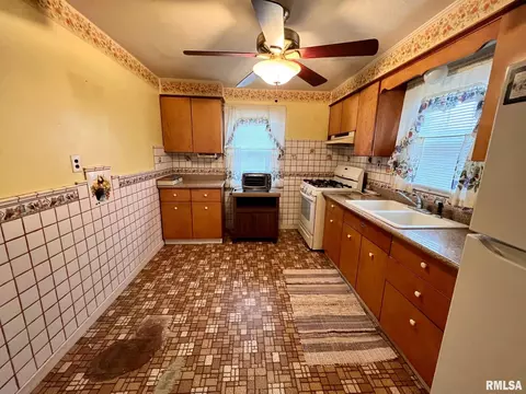 224 E Lincoln St, Greenview, IL 62642 photo 2