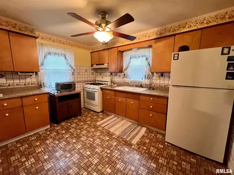 224 E Lincoln St, Greenview, IL 62642 photo 3