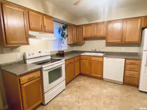 2 Melody Ln, Springfield, IL 62702 photo 4