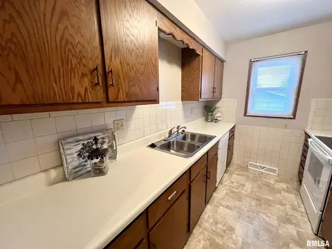 3514 St Francis Dr, Springfield, IL 62703 photo 2