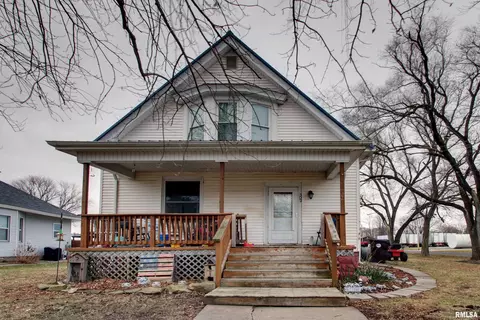 302 N Walnut St, Bowen, IL 62316