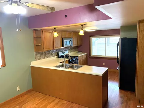 1409 S Walnut St, Springfield, IL 62704 photo 3