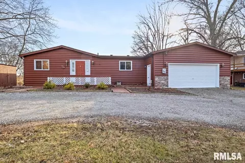420 Hemlock Dr, Petersburg, IL 62675