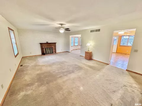 914 N Main St, Abingdon, IL 61410 photo 15