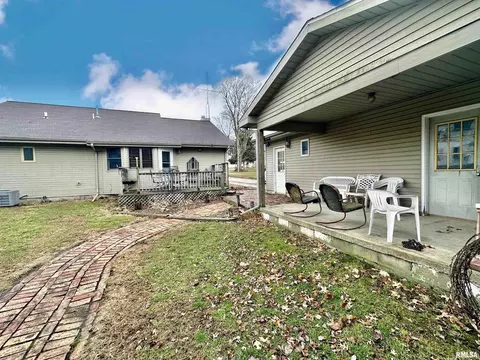 914 N Main St, Abingdon, IL 61410 photo 5