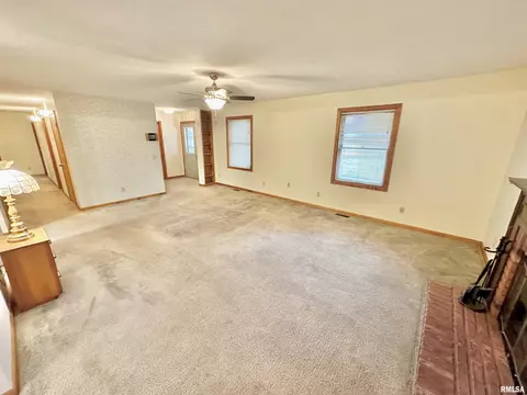 914 N Main St, Abingdon, IL 61410 photo 16