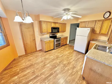 914 N Main St, Abingdon, IL 61410 photo 12