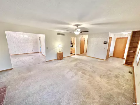 914 N Main St, Abingdon, IL 61410 photo 14