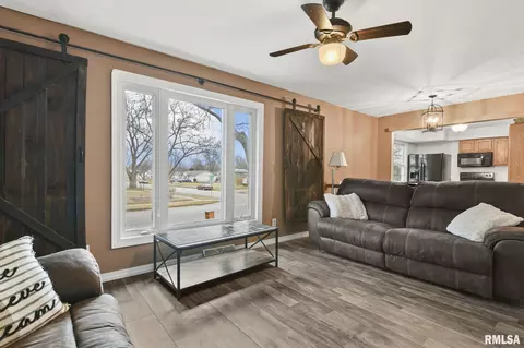 1909 Albany St, Springfield, IL 62702 photo 4