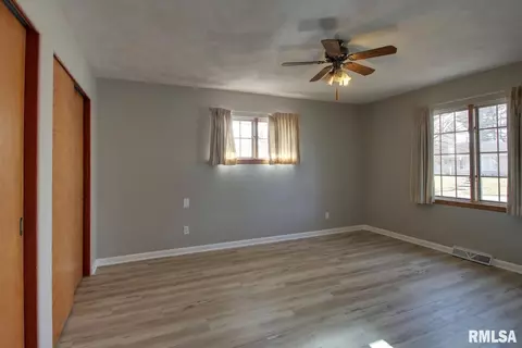 2157 E Wilmar Dr, Quincy, IL 62301 photo 5