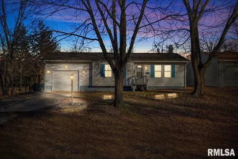 66 Buckingham Rd, Chatham, IL 62629