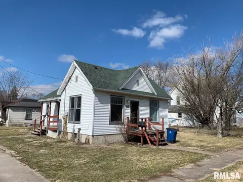 932 S 1st St, Monmouth, IL 61462