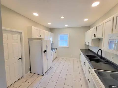 2001 S College St, Springfield, IL 62704 photo 5