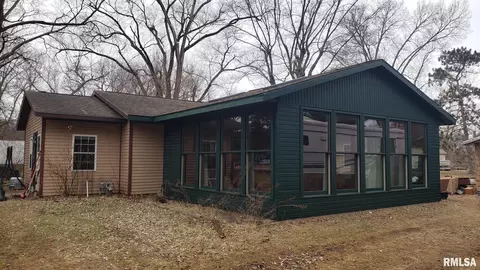 411 S 11th St, Oquawka, IL 61469