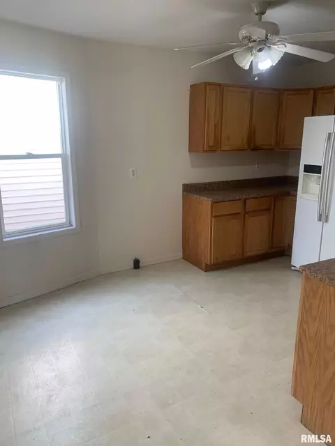 1210 Poole St, Springfield, IL 62702 photo 5