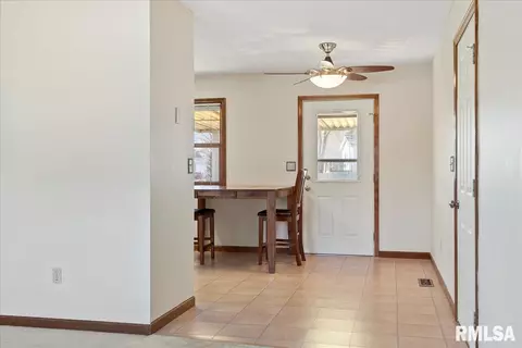5241 Carlton Dr, Springfield, IL 62712 photo 8