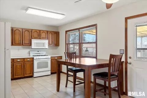 5241 Carlton Dr, Springfield, IL 62712 photo 10