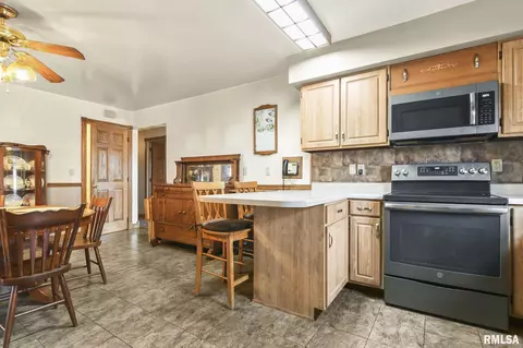 8 St Marys Ct, Springfield, IL 62702 photo 9
