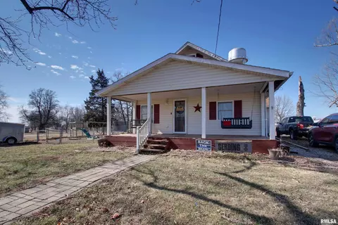 129 S High St, Plainville, IL 62365
