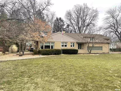 240 Lincoln Ave, Lincoln, IL 62656