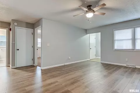 2104-2106 Austin Dr, Springfield, IL 62704 photo 8